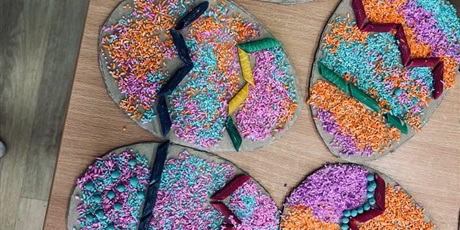 Powiększ grafikę: 9.	Na stole prezentują się gotowe prace.