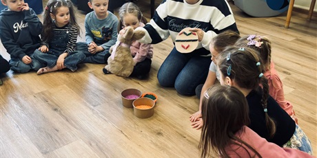 Powiększ grafikę: 11.	Nauczycielka czyta list od zajączka wielkanocnego z prośbą o wykonanie zadania.