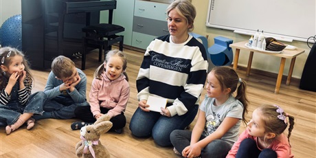 Powiększ grafikę: 5.	Nauczycielka wraz z dziećmi siedzi w kręgu na podłodze, przed nią ustawiony jest królik, jest to wprowadzenie do zajęć. 