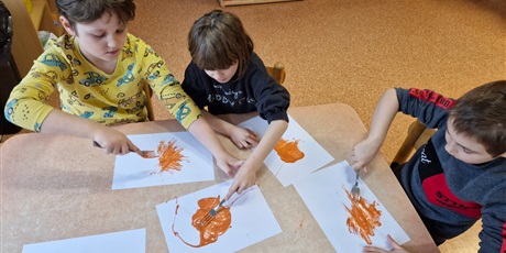 Powiększ grafikę: 4.	Dzieci siedzą przy stoliku I robią prace plastyczną.