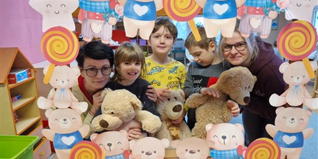 Powiększ grafikę: 2.	Nauczycielki wraz z dziećmi pozują do zdjęcia w fotobudce.