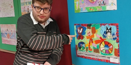 Powiększ grafikę: 2 Chłopiec pokazuje swoją nagrodzoną pracę plastyczną.