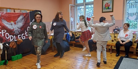 Powiększ grafikę: Dzieci maszerują za dziewczynką przebraną za żołnierza. 