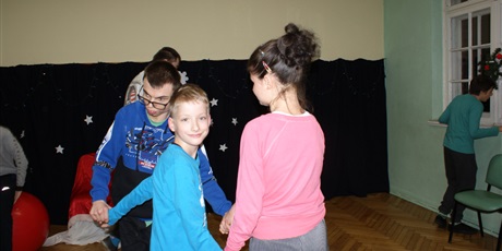 Powiększ grafikę: Troje wychowanków tańczy w kółeczku