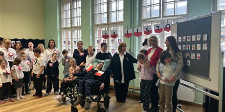 Powiększ grafikę: szkola-do-hymnu-653272.jpg