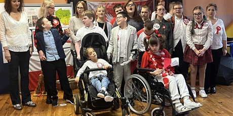 Powiększ grafikę: szkola-do-hymnu-653274.jpg