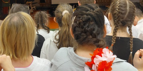 Powiększ grafikę: szkola-do-hymnu-653278.jpg