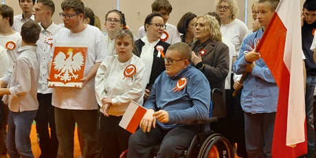 Powiększ grafikę: szkola-do-hymnu-653279.jpg