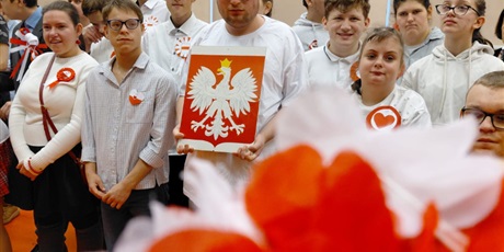 Powiększ grafikę: szkola-do-hymnu-653280.jpg