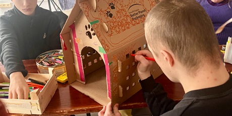 Powiększ grafikę: 6.	Dzieci dekorują domek z kartonu.