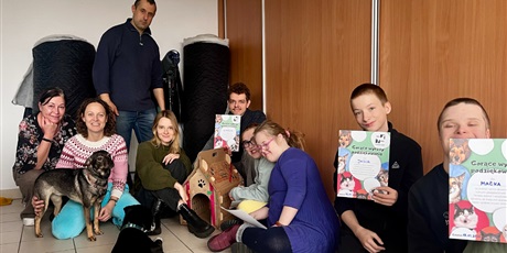 Powiększ grafikę: 1.	Grupa ludzi i dwa psy pozują do zdjęcia, Dzieci w rękach trzymają dyplomy