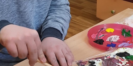 Powiększ grafikę: Uczeń maluje farbami wykonaną wcześniej kompozycję z pianki montażowej