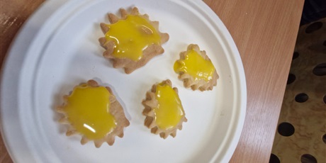 Powiększ grafikę: 8.	Gotowe polukrowane ciasteczka na żółto.