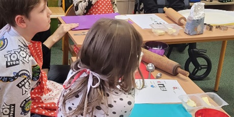 Powiększ grafikę: 10.	Dzieci dekorują lukrem ciasteczka.