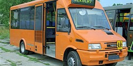 Powiększ grafikę: Bus szkolny w kolorze pomarańczowym