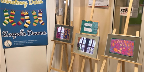 Powiększ grafikę: Prace plastyczne wychowanków na stojakach prezentacyjnych wraz z plakatem Dnia Osób z Zespołem Downa