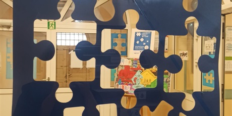 Powiększ grafikę: Zdjęcie dużych drewnianych puzzli symbolizujacych Autyzm