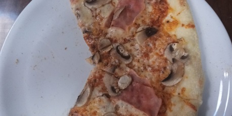 Powiększ grafikę: Pizza leży na talerzu ;)